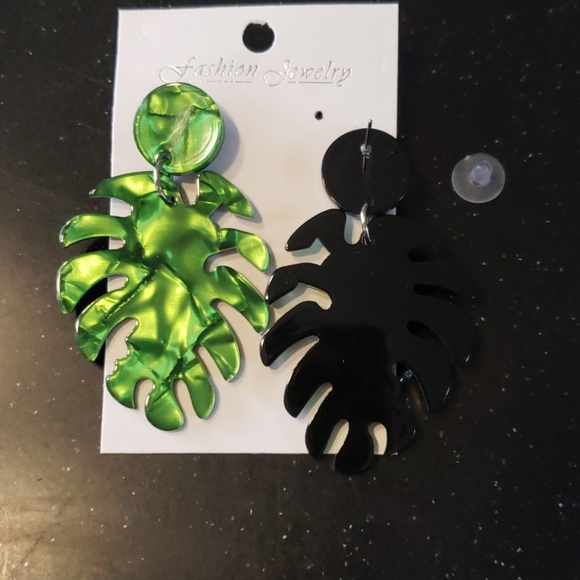 Vibrant green leaf dangle earrings handmade - Picture 2 of 2